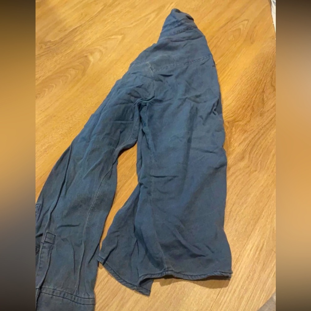 Button down - Picture 2 of 2